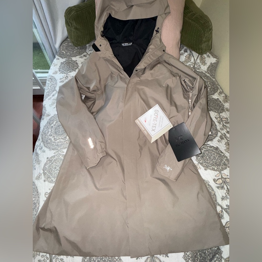 Brand New With Tags Arc'teryx Solano windproof coat
